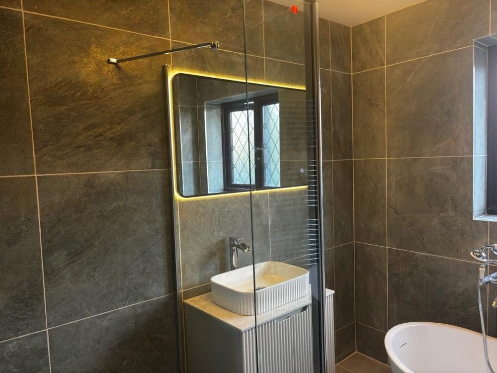 Star-floor cloakroom with herringbone shower